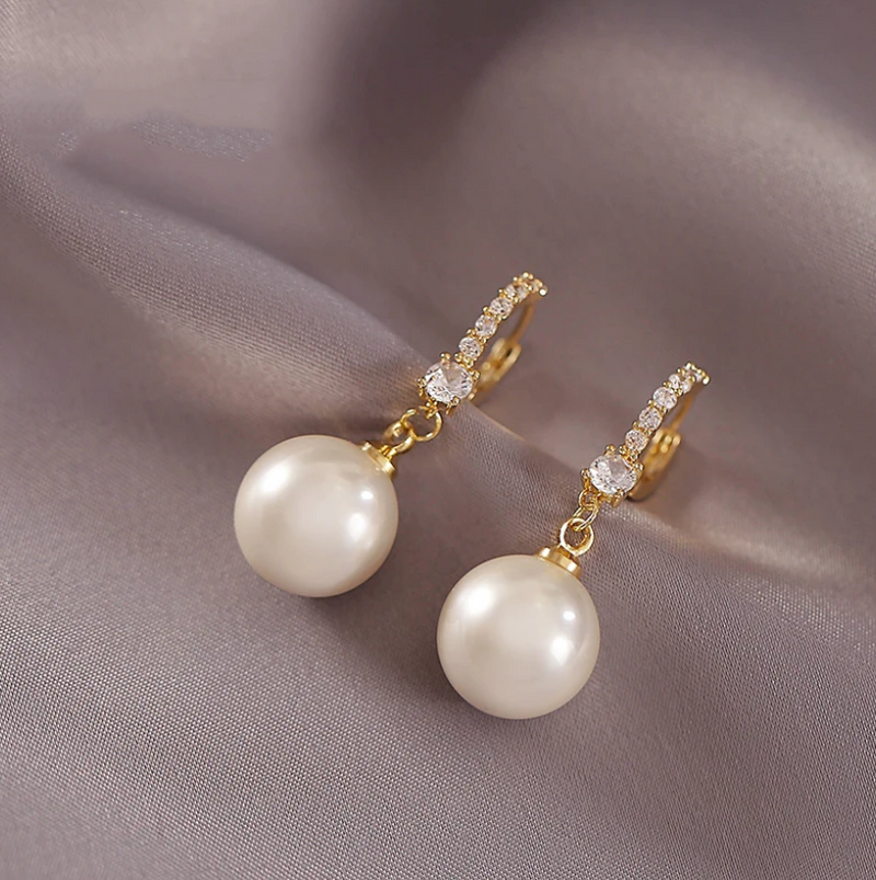 Romantic Gold Earring for Special Moments