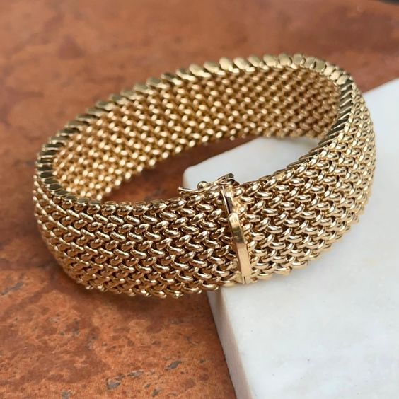 Classic Gold Bracelet with Timeless Appeal
