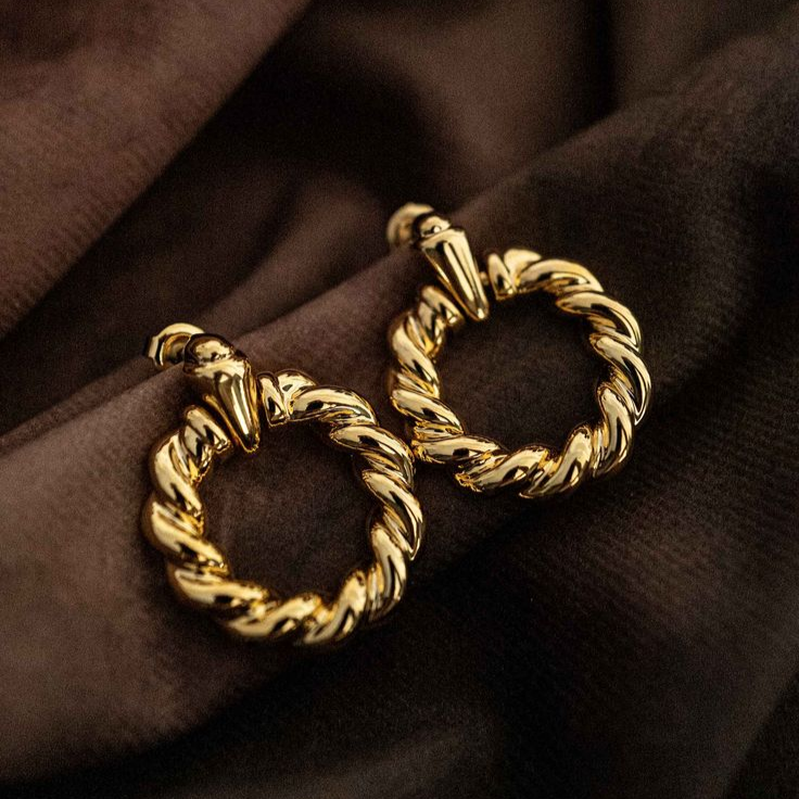 Charming Gold Earring for Any Occasion