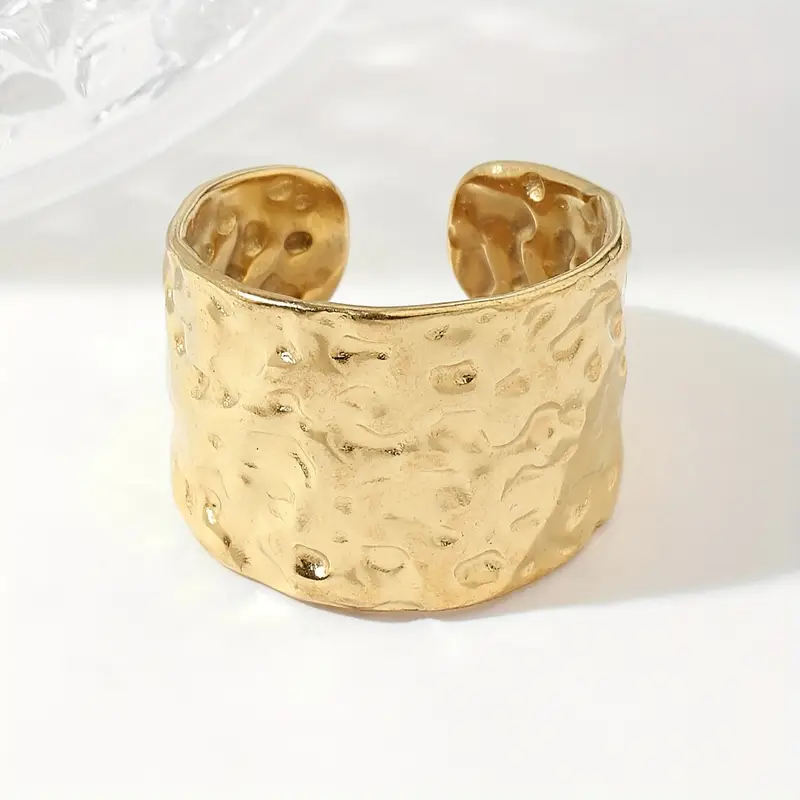 Classic Gold Bracelet with Timeless Appeal