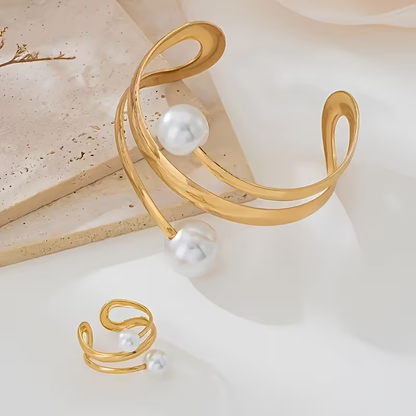 Beautiful Gold Set with Unique Style