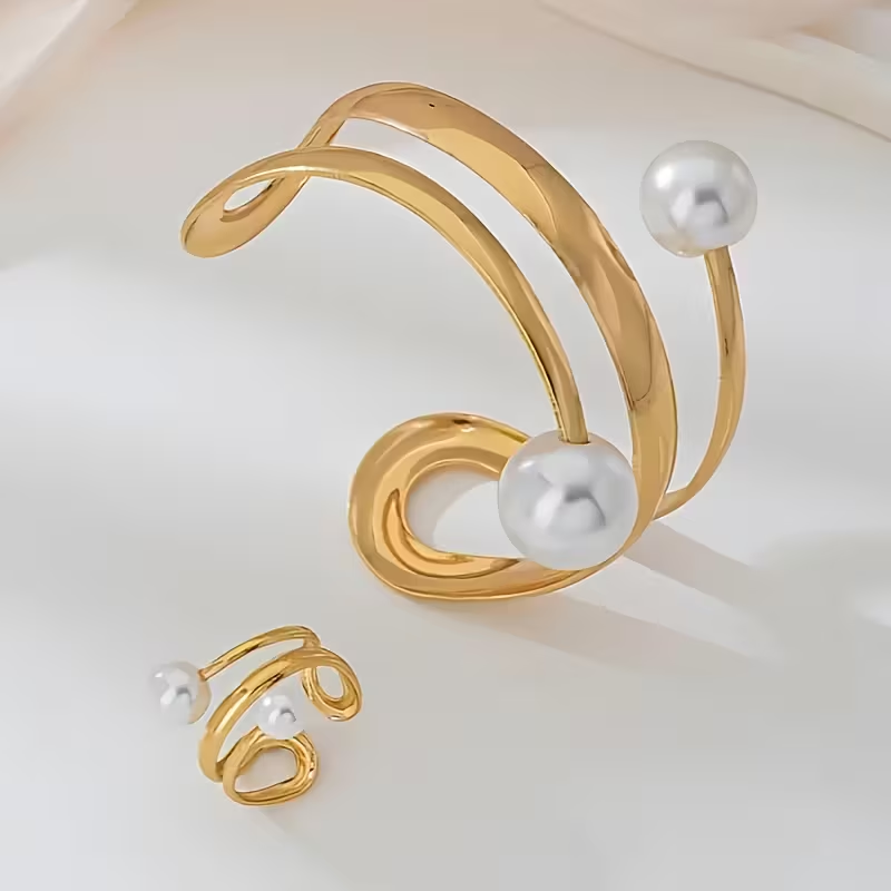 Beautiful Gold Set with Unique Style