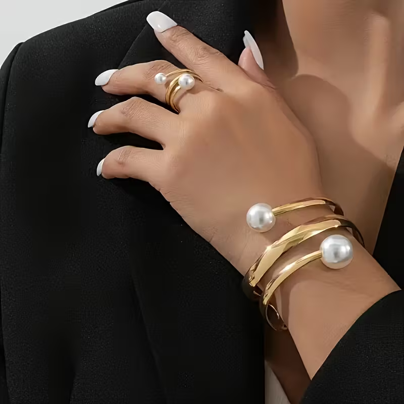 Beautiful Gold Set with Unique Style