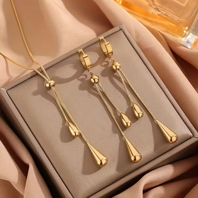 Beautiful Gold Set with Unique Style