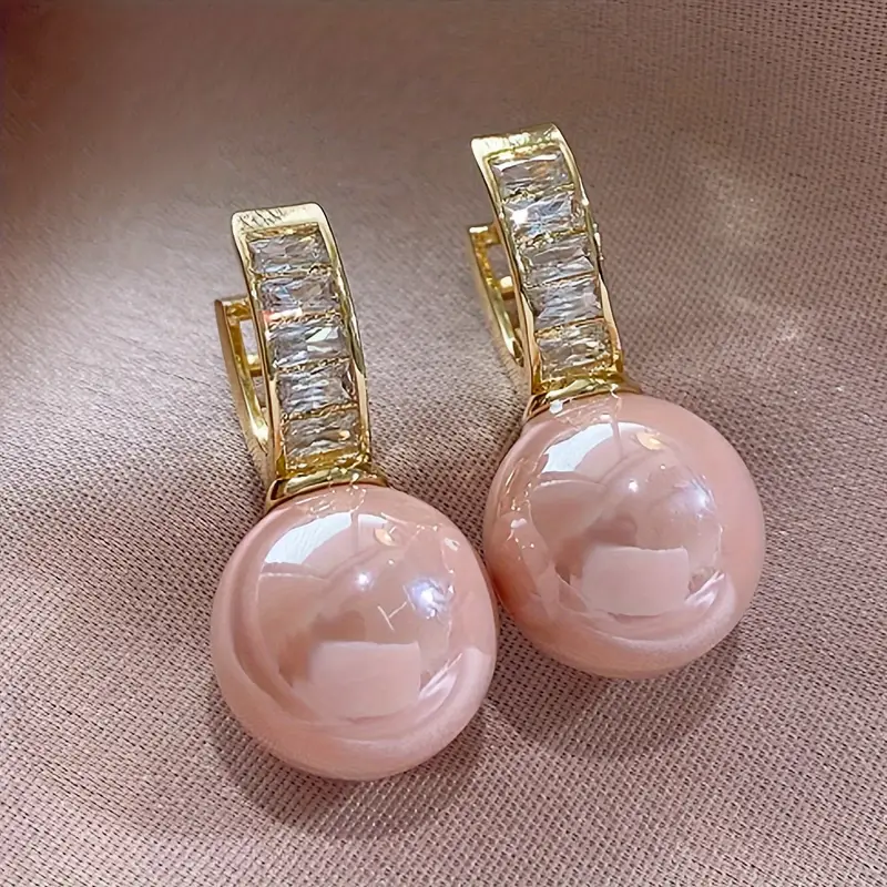 Beautiful Gold Earring with Unique Style