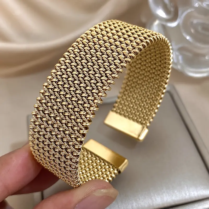 Classic Gold Bracelet with Timeless Appeal